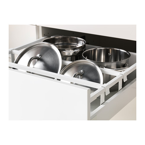 Tres ollas de acero inoxidable con tapa dispuestas en un cajón de cocina METOD blanco.