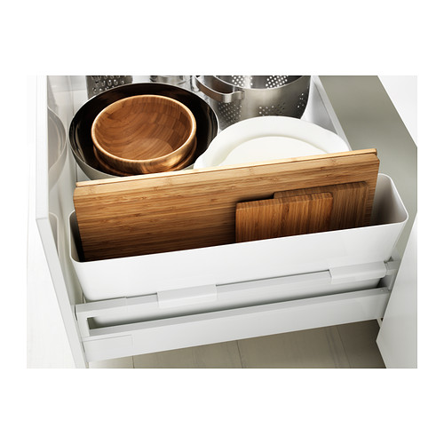 Organizador de cajones de cocina blanco que sostiene tablas de cortar y cuencos de madera, parte del sistema de cocina METOD.