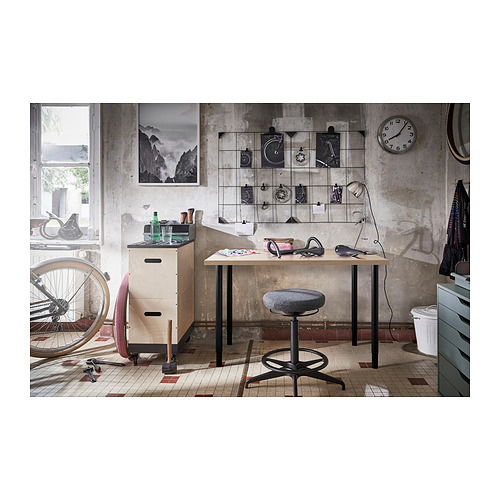 Espacio de trabajo industrial con escritorio, taburete, reloj, decoración y bicicleta LINNMON.