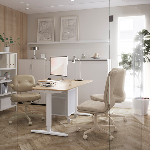 Oficina moderna: escritorios dobles, computadoras, sillas ergonómicas, decoración, plantas, mapas.