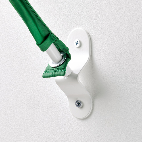 Una carpa de tela verde está unida a un soporte de pared blanco, sujeta de forma segura con tornillos, lo que garantiza durabilidad y seguridad.