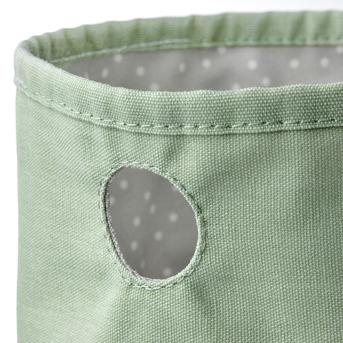Papelera de almacenamiento de tela verde con asa pequeña, fabricada en poliéster reciclado, diseñada para organizar y guardar los elementos esenciales del bebé.