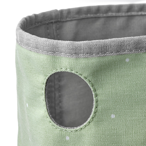 Contenedor de tela verde con borde gris y bolsillo de malla, con costuras y textura de calidad.