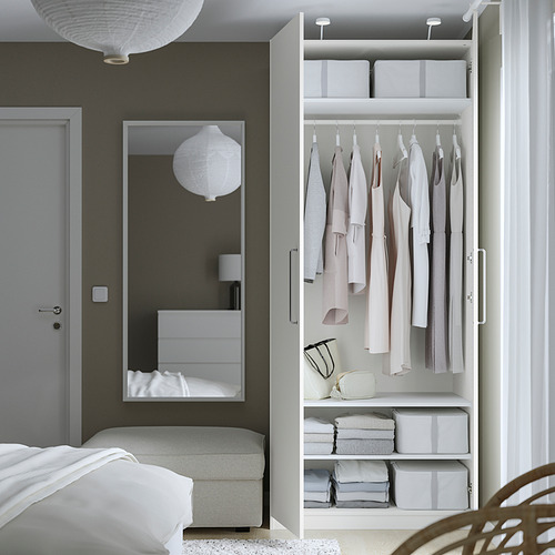 Dormitorio moderno con armario abierto, mostrando ropa y almacenamiento organizado, gris claro y blanco.