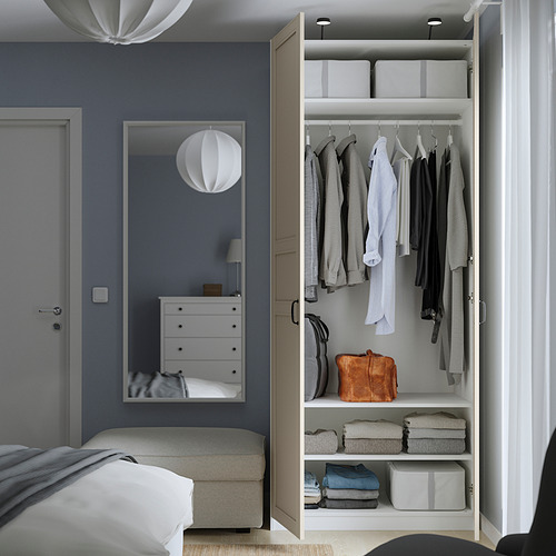 Dormitorio moderno con armario PAX e iluminación.