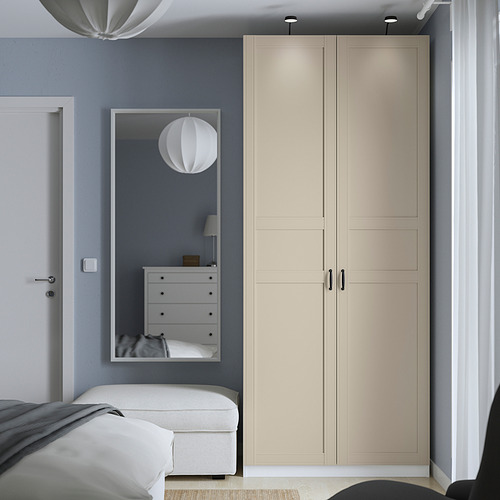 Dormitorio moderno con armario alto PAX beige, diseño elegante, espejo grande, más espacio de almacenamiento que tocador y cama.