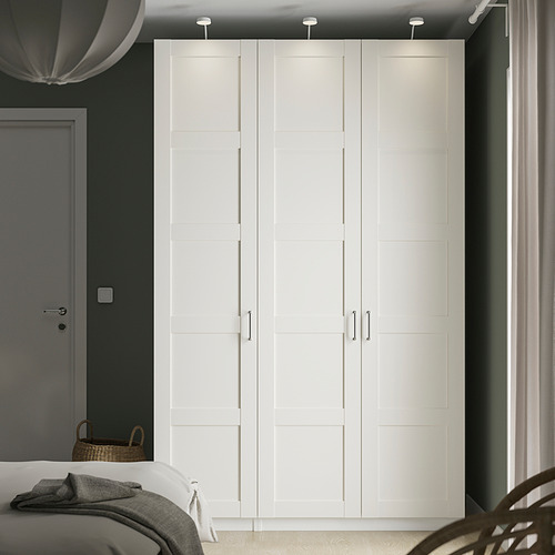Armario BERGSBO - alto con puertas, cesta, manta, lámpara