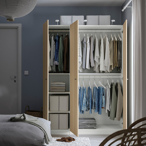 Armario abierto que muestra ropa, artículos doblados y compartimentos de almacenamiento, con interiores ajustables y puertas de cierre lento.