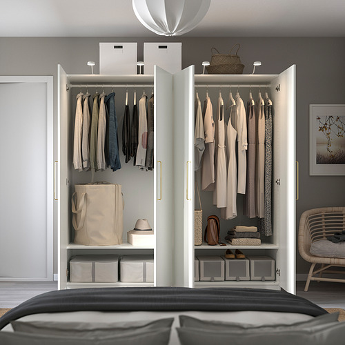 Armario de dormitorio minimalista con ropa organizada, pies ajustables, bisagras de cierre suave, almacenamiento adicional.