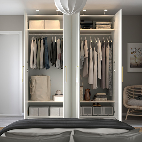 Armario abierto moderno con ropa, bolsos, sombreros y cajas de almacenamiento en estantes; Iluminación integrada.