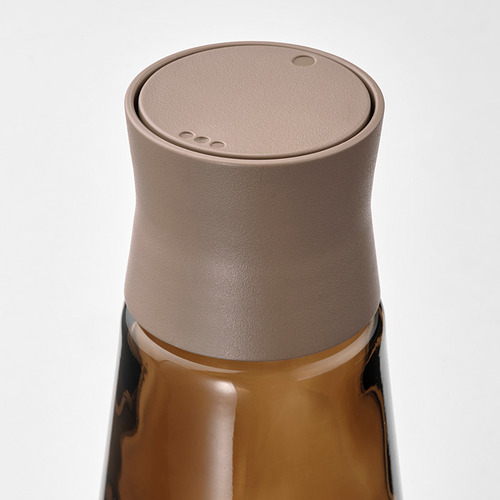 Primer plano de la tapa del tarro de especias HALVTOM, textura suave, ligero brillo, tres pequeños agujeros cerca del borde.