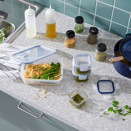 Encimera de cocina con contenedores IKEA 365+: cereales, verduras, salsas, especias.