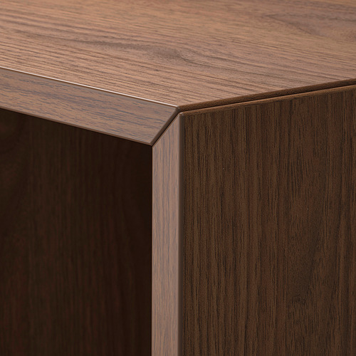 Primer plano de muebles modernos de madera con borde pulido y acabado liso.