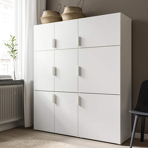 Unidad de almacenamiento FONNES blanca con puertas, que ofrece protección contra el polvo y organización flexible. Se adapta al sistema platsa, con un aspecto simple y limpio.