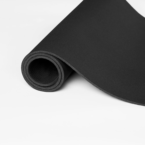 Alfombrilla de ratón gaming enrollada de color negro con superficie lisa para movimientos rápidos del ratón.