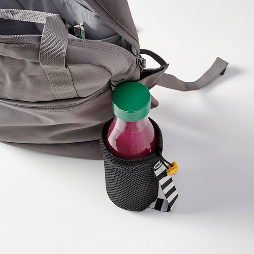 Una botella reutilizable con tapa verde se encuentra en un bolsillo lateral de bolsas grises, perfecto para llevar bebidas frías sobre la marcha.