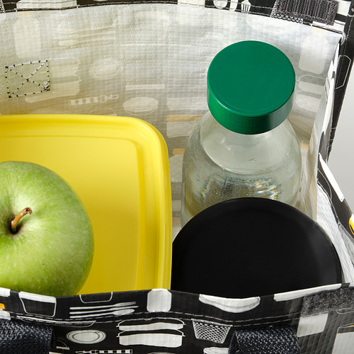 Portabotellas aislante negro con envase amarillo y manzana verde, se muestra con botella SPARTANSK.