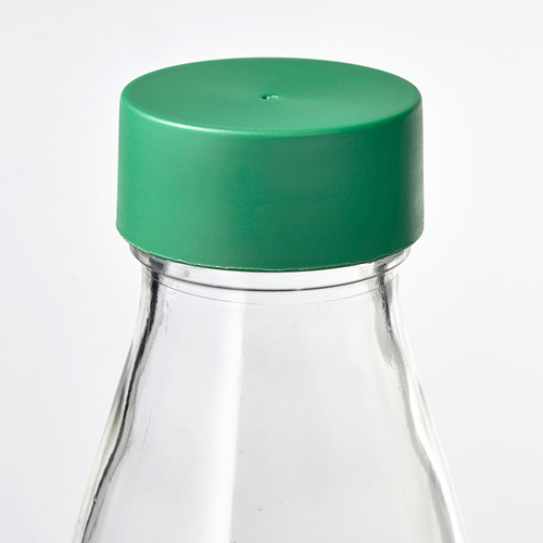 Botella de vidrio transparente con tapa de plástico verde, sellable y apta para diversas bebidas.