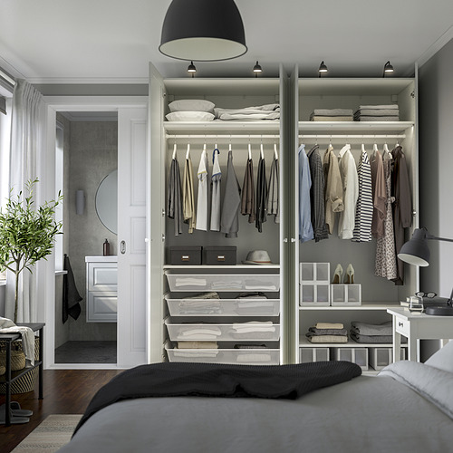 Dormitorio con armario PAX, ropa organizada, estantes y cajones, que incluyen espacio para colgar y cestas de almacenamiento.