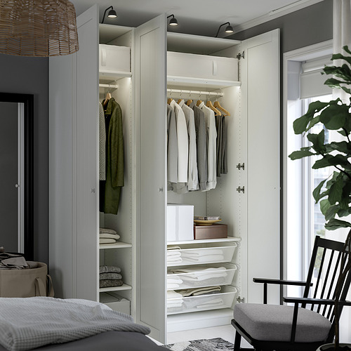Armario moderno con ropa organizada, estanterías, cestas y luces.