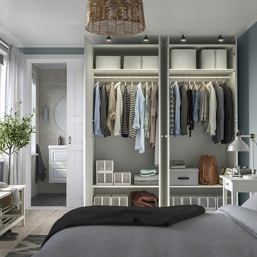 Dormitorio con armario abierto que muestra ropa, cajas de almacenamiento e iluminación ajustable.