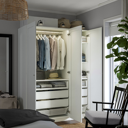 Armario moderno y abierto que muestra ropa organizada en perchas, cajones y estantes. Pies ajustables e iluminación integrada.