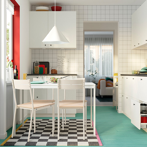 Cocina y comedor modernos, silla BUSLÄTT, alfombra a cuadros, armarios blancos, ambiente luminoso, sillas que ahorran espacio.