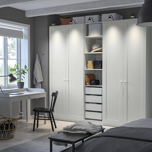 Dormitorio moderno con gran armario PAX, iluminación, estanterías y cajones. Incluye escritorio, silla y cesta de mimbre.