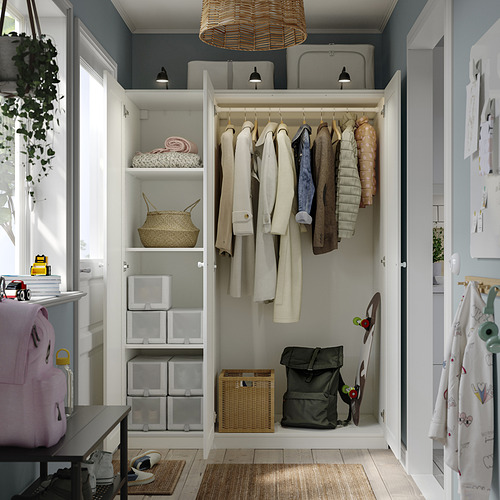 Armario organizado con ropa, estantes y almacenamiento. Ropa, cestas y abrigos cuidadosamente doblados con luces integradas.