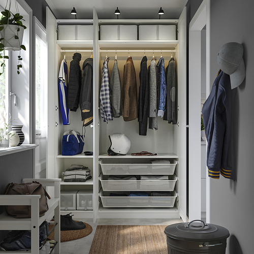 Armario organizado con perchas, cajones y compartimentos de almacenamiento para ropa y accesorios.