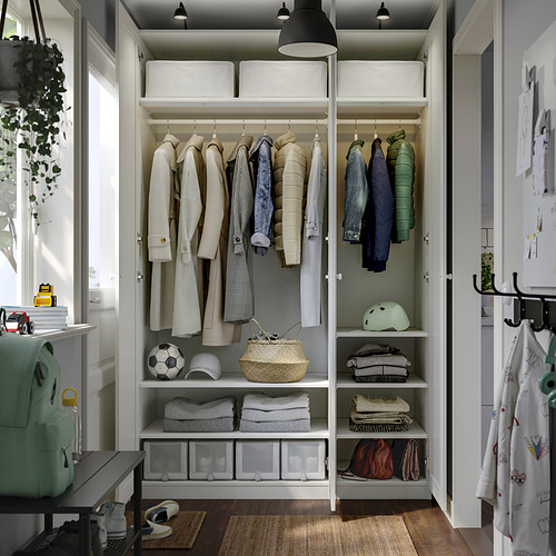 Armario organizado que muestra ropa, accesorios y estantes de almacenamiento.