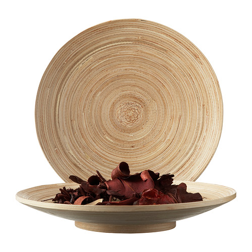 El HULTET, una bandeja tejida a mano con material de bambú natural, muestra hojas rojas. Diseño circular, fondo blanco.