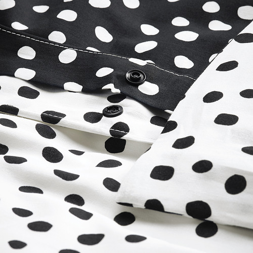 Funda nórdica de lunares en blanco y negro con detalle de cierre a presión, parte de la colección BJÖRKGRÅMAL.