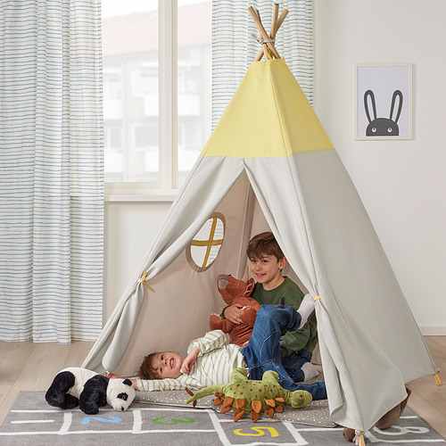Dos niños jugando dentro de una tienda HÖVLIG con juguetes, disfrutando de un espacio acogedor e imaginativo.