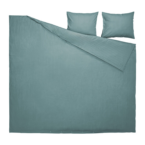 Una funda nórdica NATTJASMIN engastada en verde azulado con sutiles rayas, confeccionada en algodón y lyocell para un acabado brillante y suave.