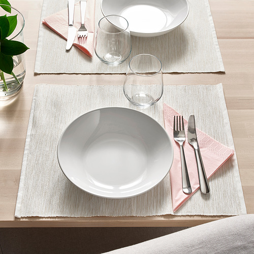 Dos mesas con platos blancos, cubiertos, vasos y servilletas rosas sobre manteles individuales beige.