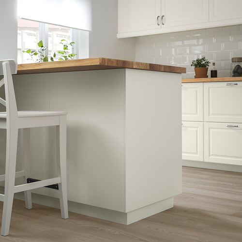 Cocina minimalista con isla blanca y taburetes.