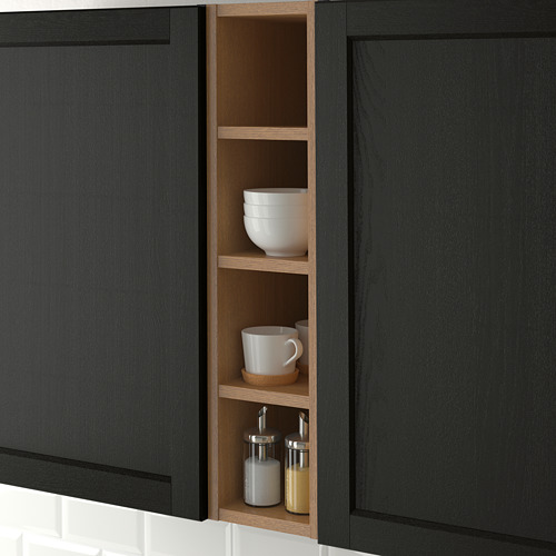 Gabinete de cocina de madera oscura con sección abierta que muestra tazones, tazas y frascos blancos, que muestran almacenamiento y organización.