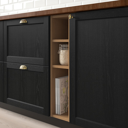 Mueble de cocina negro con sección abierta que muestra libros y jarra. Tiradores dorados, estantes de madera clara.