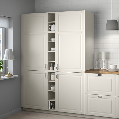 El mueble de cocina blanco TORNVIKEN exhibe artículos, se adapta a espacios estrechos.
