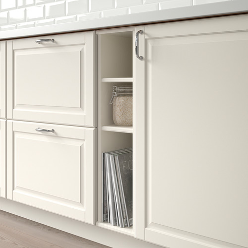 Armario de cocina blanco abierto, con libros de cocina y una jarra. Muestra almacenamiento accesible con un asa metálica.
