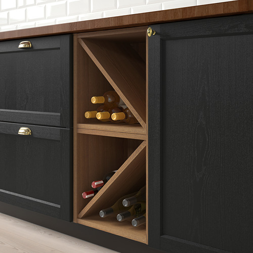 Mueble de cocina negro con estante abierto para botellas de vino.