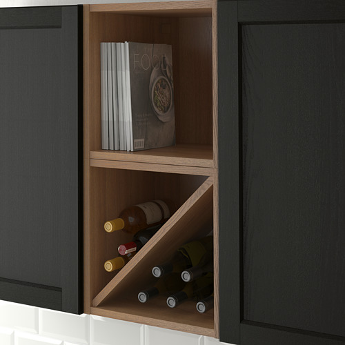 Armario de cocina abierto con botellas de vino y libros de cocina, parte de las soluciones de almacenamiento VADHOLMA.