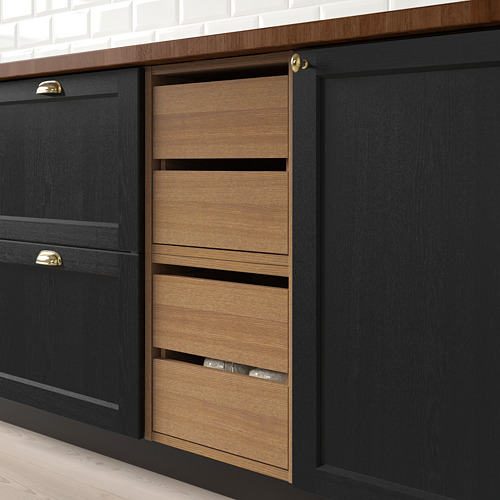 Armarios de cocina negros con tres cajones extraíbles de madera, cada uno con compartimentos incorporados, diseñados para un almacenamiento organizado.