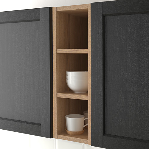 Gabinete de cocina abierto con tazones y tazas blancas, con un diseño aireado.