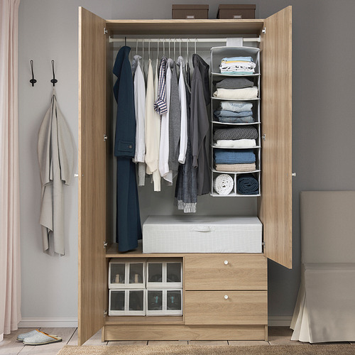 Armario abierto VILHATTEN, roble claro, organizado con ropa, espacio pequeño eficiente.