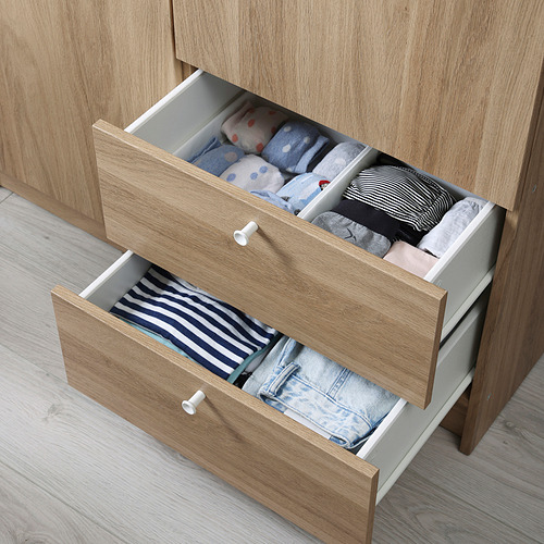 Organizador de cajones de madera abierto con ropa doblada, que muestra una solución de almacenamiento eficiente.