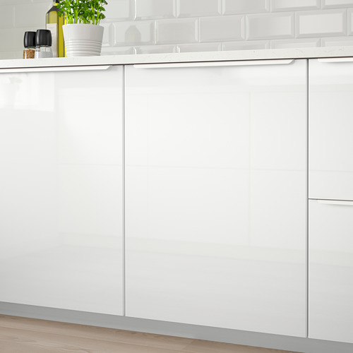 Un mueble de cocina moderno de color blanco de alto brillo con una superficie lisa y fácil de limpiar, colocado debajo de una encimera con una planta y una botella.