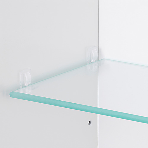 Un estante de vidrio transparente sostenido por fuertes clips en un gabinete blanco, parte de un sistema de gabinete con espejo bien hecho.