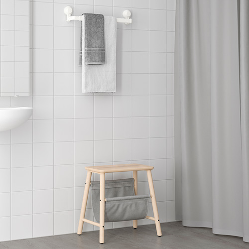 Taburete de baño de madera con bolsa TISKEN gris, perfecto para almacenaje en el baño.